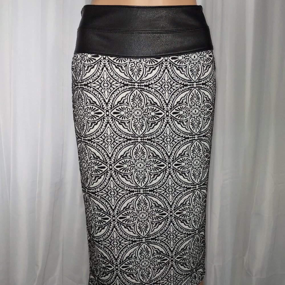 Bijou Bijou Black and White pattern midi skirt with slit in back size 2